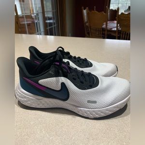 BRAND NEW Nike Women’s Revolution 5 shoes